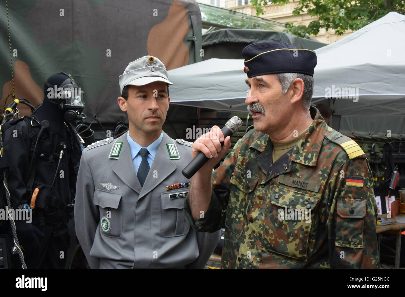 Schlepptau Soldaten der deutschen Bundeswehr sprechen dort Arbeit als Taucher bei der Bundeswehr Stockfoto