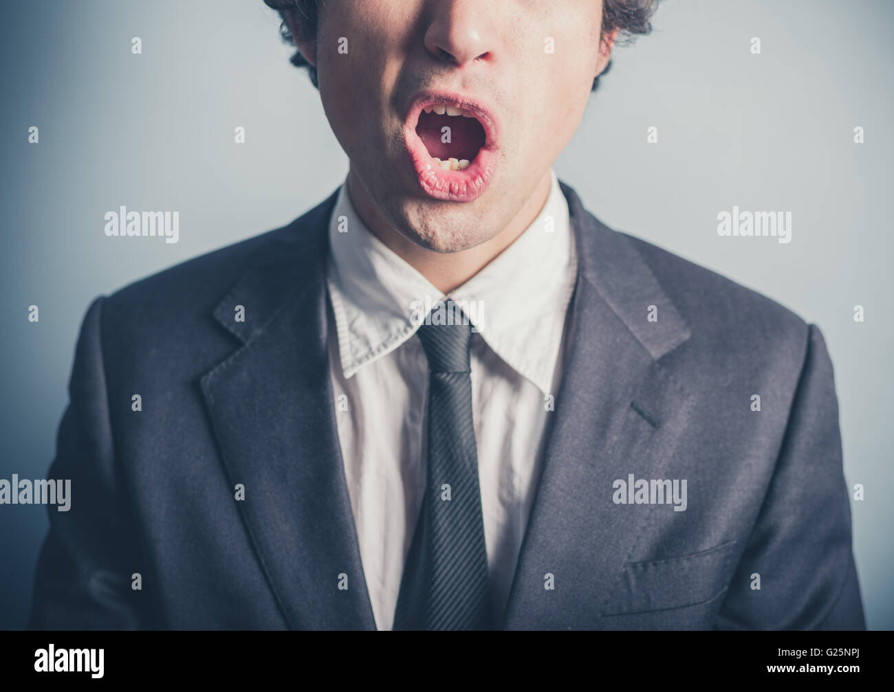 Ein überrascht junger Geschäftsmann mit offenem Mund Stockfoto