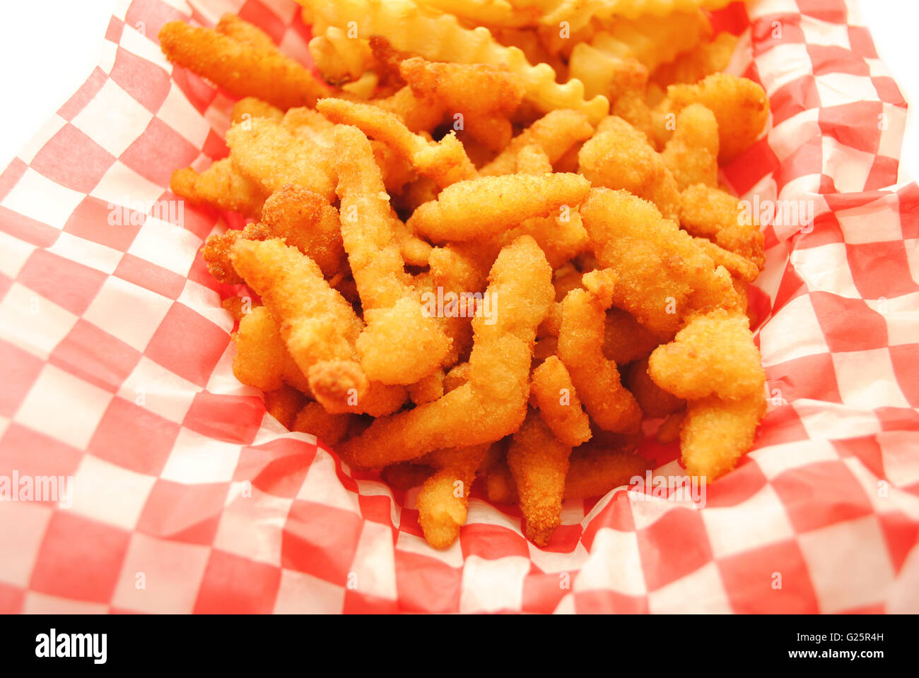 Fast-Food essen gebratene Muscheln und Pommes frites im Hintergrund Stockfoto