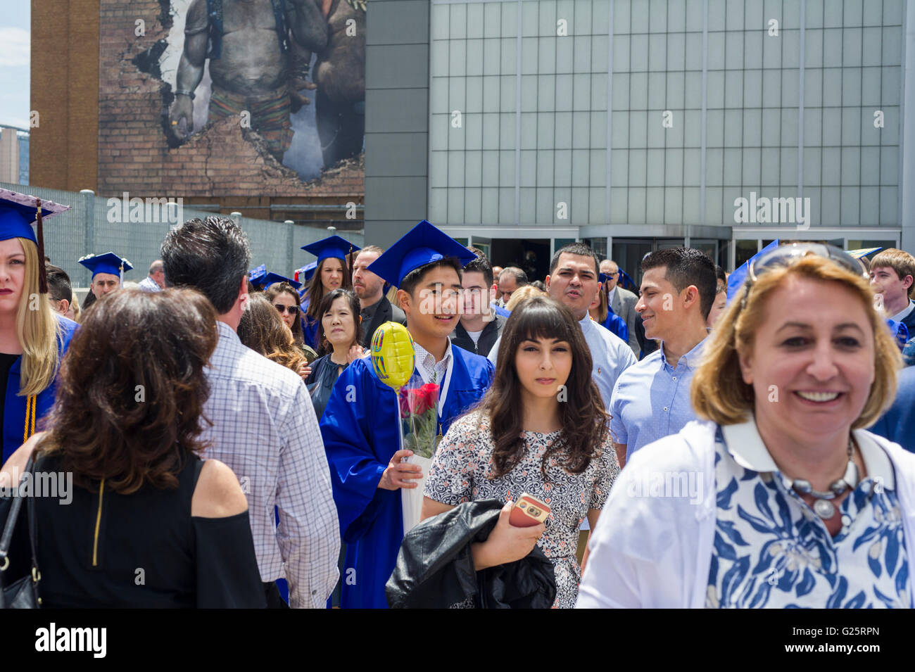 Absolventen aus der Fashion Institute of Technology mit ihren Freunden und Familien verlassen Jacob Javits Convention Center in New York auf Donnerstag, 19. Mai 2016 nach der College-Abschlussfeier.  (© Richard B. Levine) Stockfoto