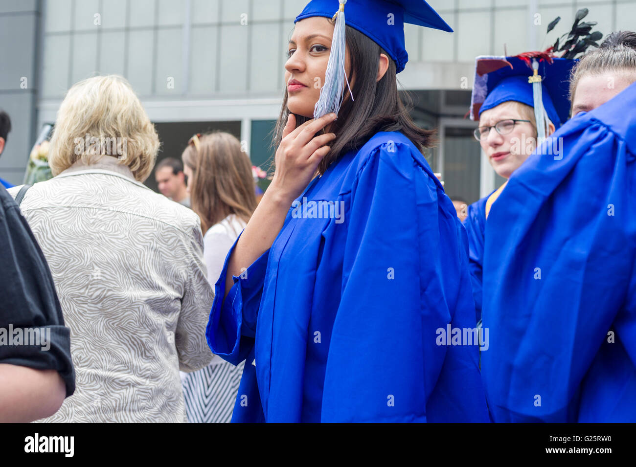 Absolventen aus der Fashion Institute of Technology mit ihren Freunden und Familien verlassen Jacob Javits Convention Center in New York auf Donnerstag, 19. Mai 2016 nach der College-Abschlussfeier.  (© Richard B. Levine) Stockfoto