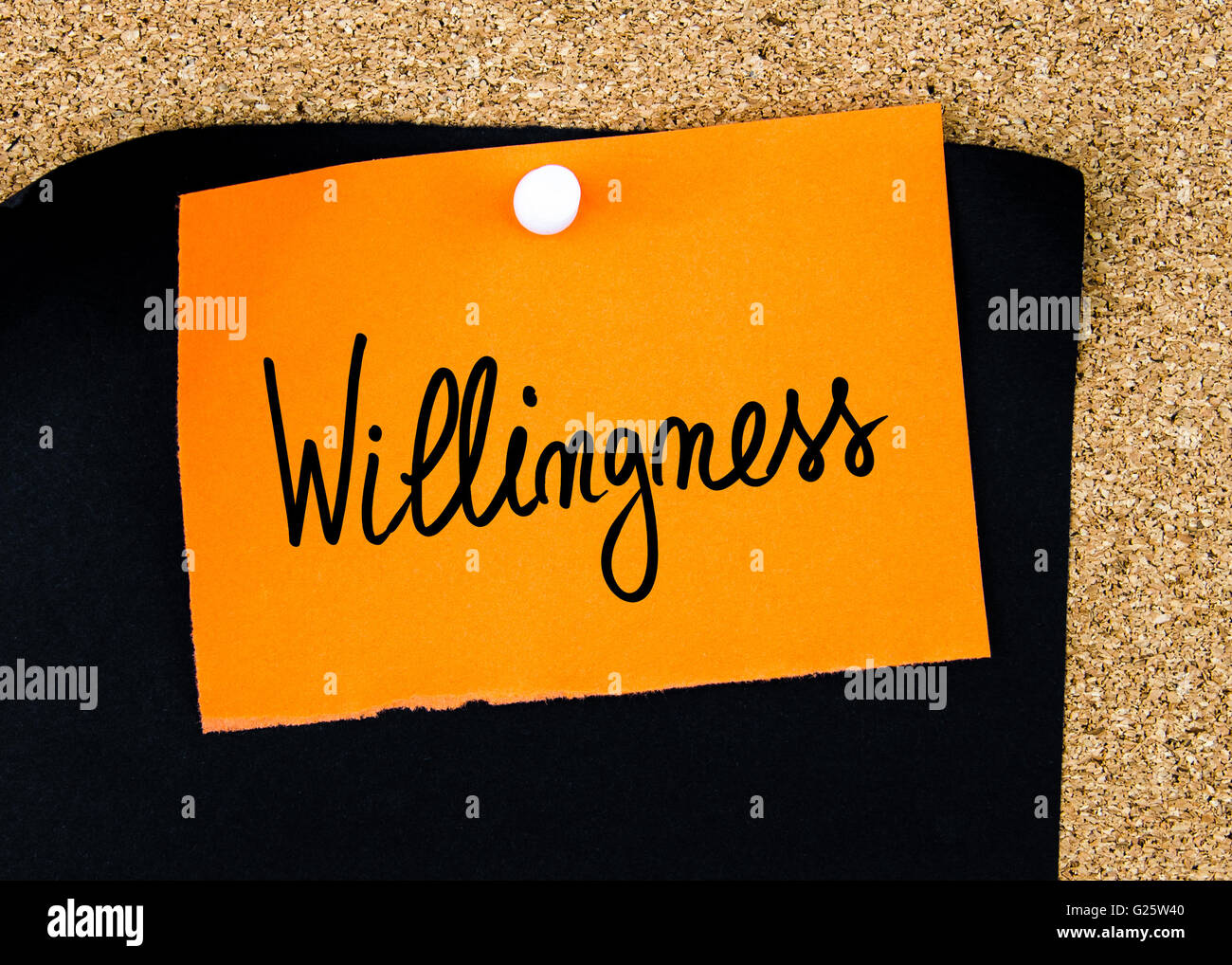 Geschrieben am orange Papier-Schuldbrief Bereitschaft fixiert auf Pinnwand mit weißen Reißzwecken textfreiraum verfügbar Stockfoto