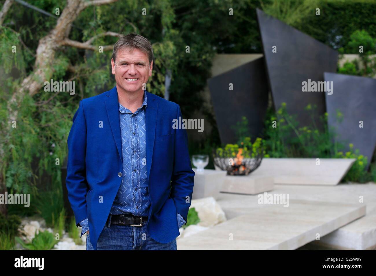 Designer Andy Sturgeon steht in seiner Schöpfung der Telegraph-Garten, der beste benannt wurde Schaugarten auf der 2016 RHS Chelsea Flower Show. Stockfoto