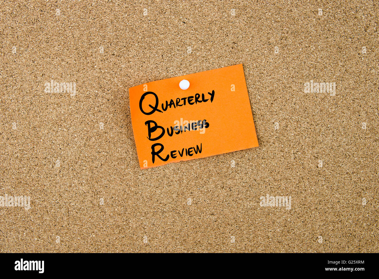 Kundenbesprechung als vierteljährliche BUSINESS REVIEW geschrieben am orange Papier-Schuldbrief auf Pinnwand mit weißen Reißzwecken angeheftet kopieren Speicherplatz Stockfoto