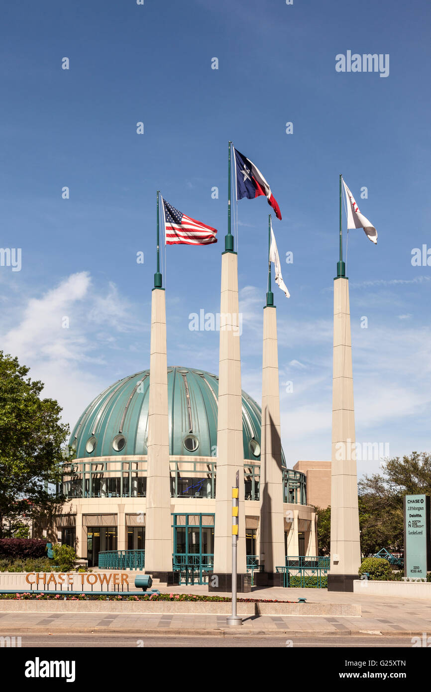 Flaggen in der Nähe von Chase Tower, Dallas, USA Stockfoto