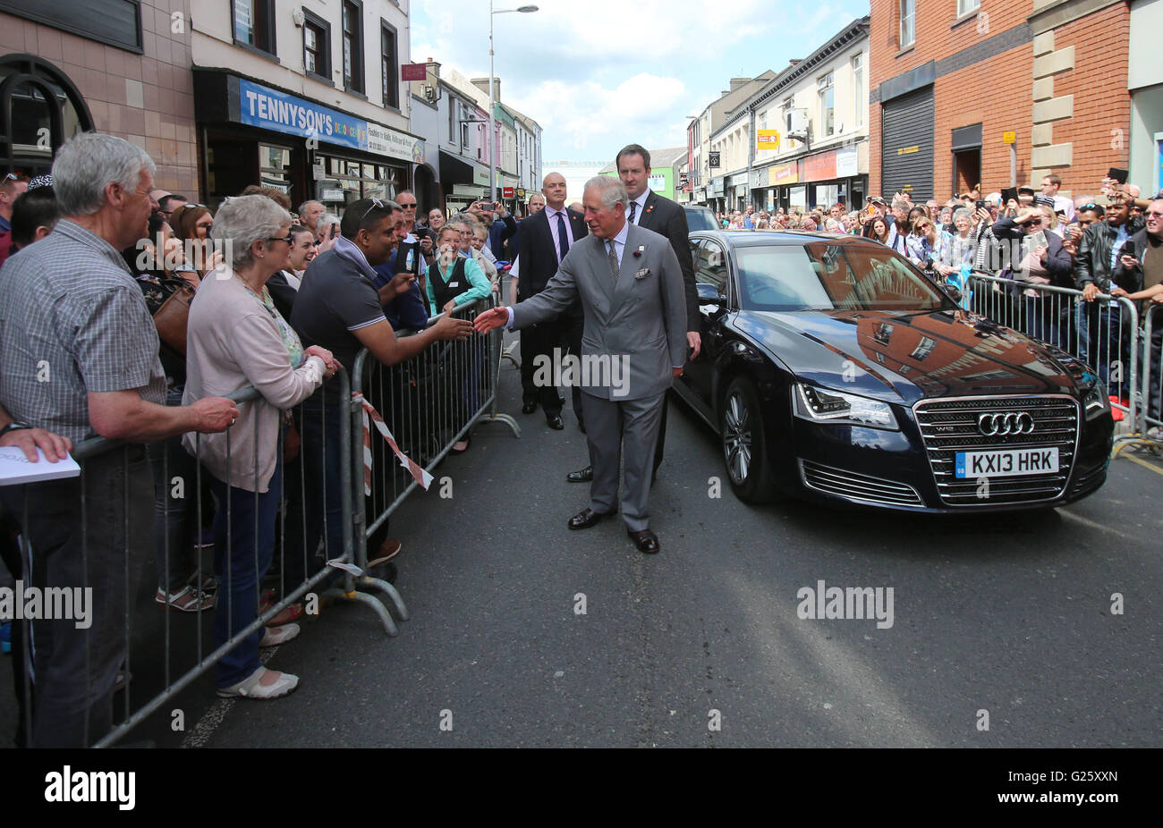 Der Prince Of Wales trifft Menschen vor Ort bei einem Besuch in die gelbe Tür Deli in Portadown in Nordirland. Stockfoto