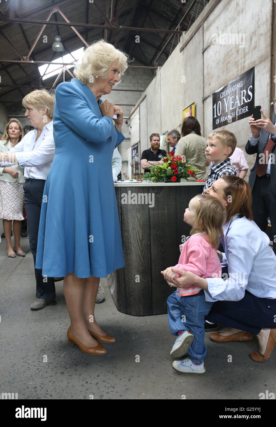 Die Herzogin von Cornwall spricht mit Kelly Crawford und ihre Tochter Emma-Jayne, 2, während eines Besuchs in Armagh Apfelwein Unternehmen in der Nähe von Portadown, Nordirland, die von Kellys Eltern gehört. Stockfoto