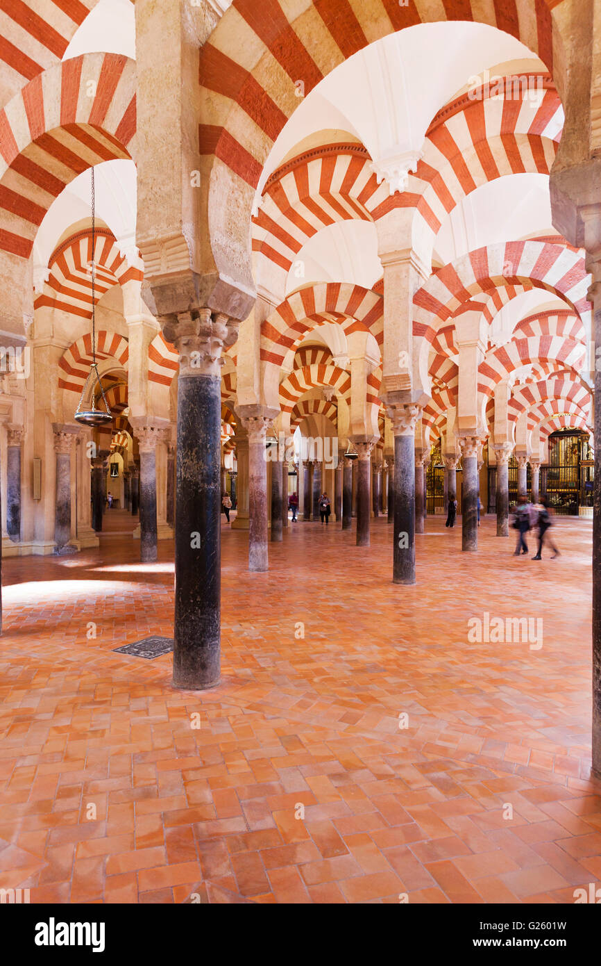 Spalten um die Mezquita-Kathedrale von Córdoba, Spanien. Besucher herumlaufen und fotografieren. Stockfoto
