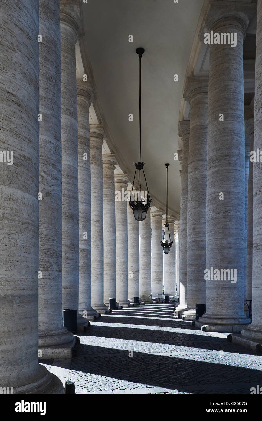 Piazza San Pietro, Rom (St. Peter). Barock, gebogenen Kolonnaden von GianLorenzo Bernini 1629 + Stockfoto