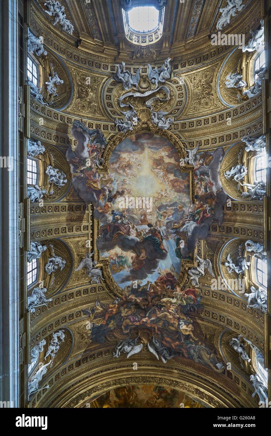 Decke des Gesu, Hauptkirche der Jesuiten in Rom. Trompe l ' oeil "Triumph des Namens Jesu", gemalt von Baciccia 1679. Stockfoto