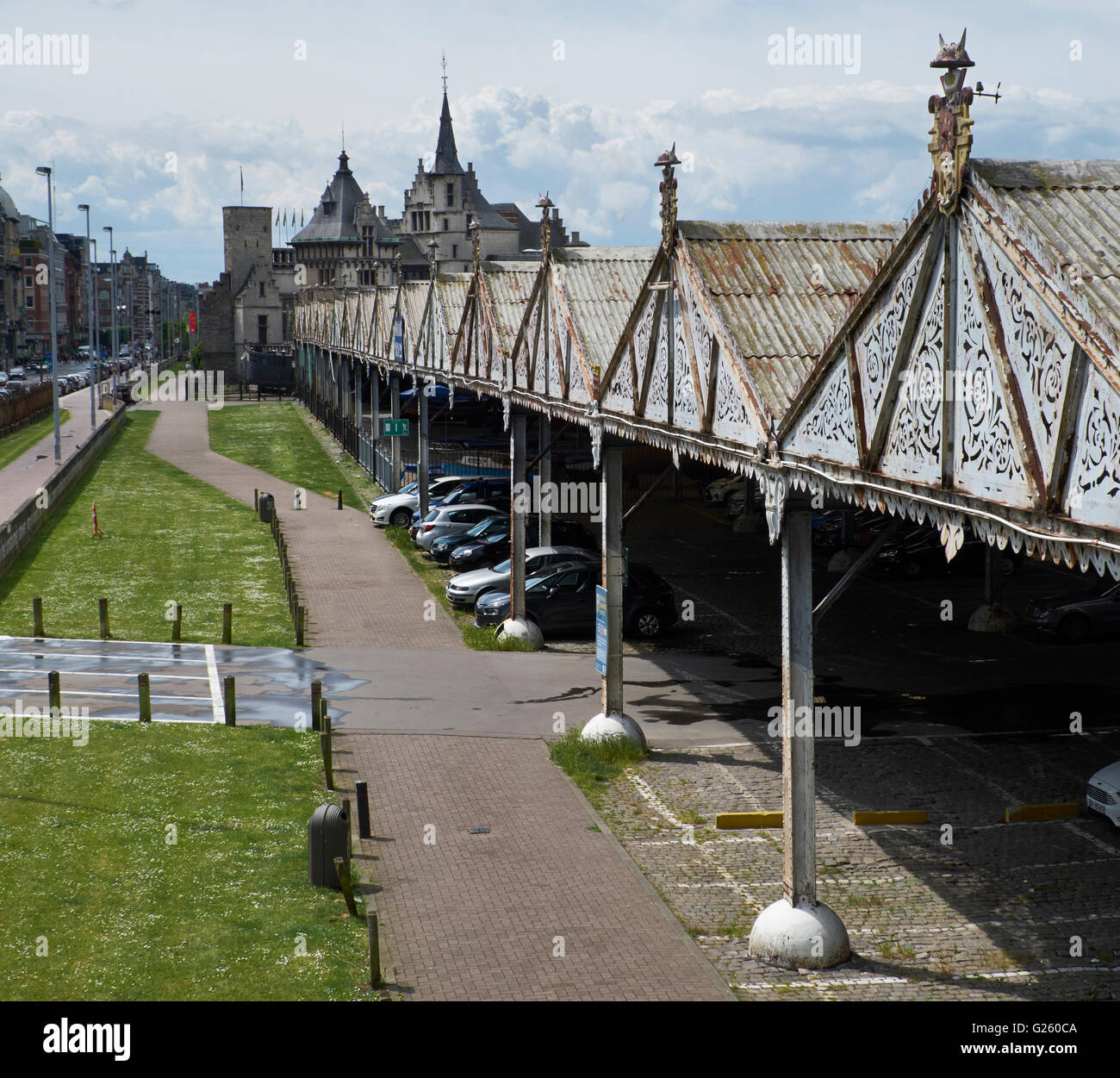 Hangars am Ufer des Flusses Schelde, Antwerpen Stockfoto