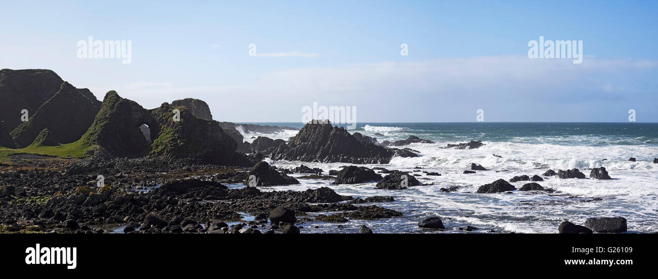 Balintoy Meer Arch mit Wellen außerhalb Hafen Ulster Weg und Causeway Coastal Route County Antrim Northern Ireland Stockfoto