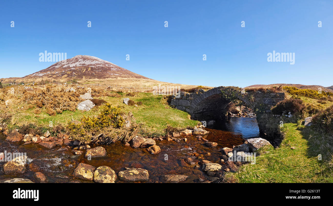 Vergiftete Glen alte Brücke und Mount Errigal in der Derryveagh Bergkette Dunlewy County Donegal Ireland Stockfoto