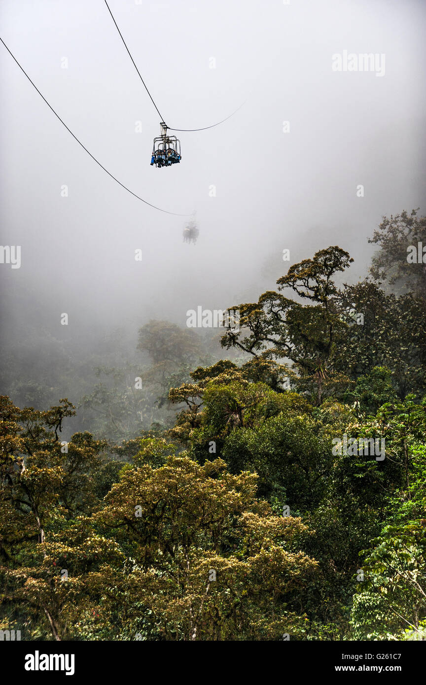 Touristen auf Kabel Sessellift über dem Dschungel von Ecuador Stockfoto
