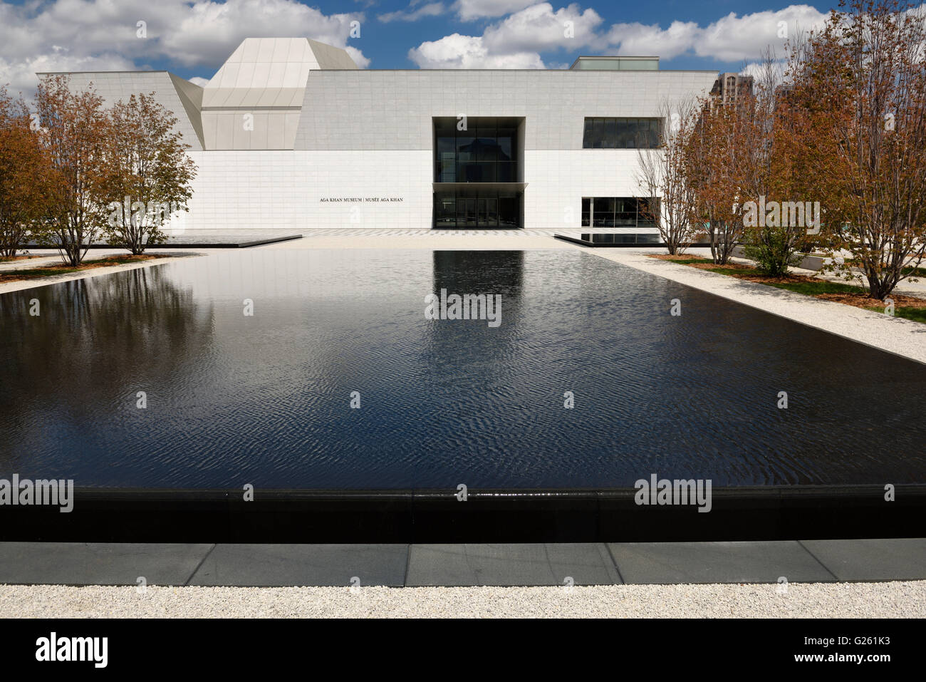 Die moderne Architektur des Aga Khan Museum Tür und schwarz Pools im Frühjahr Toronto Stockfoto