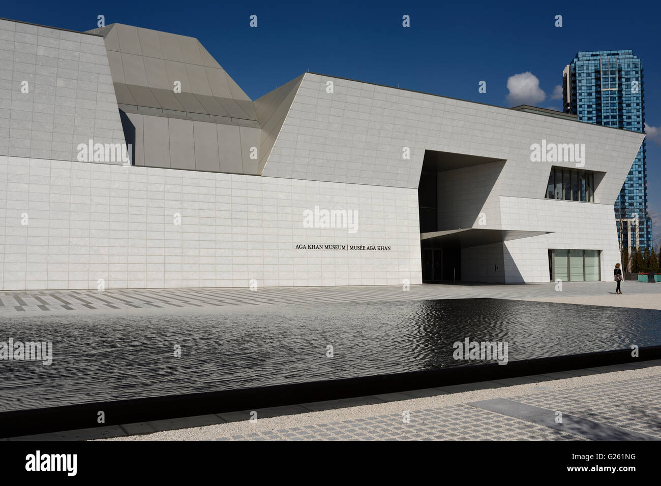 Aga Khan Museum Fassade mit Pool und touristische Toronto Stockfoto