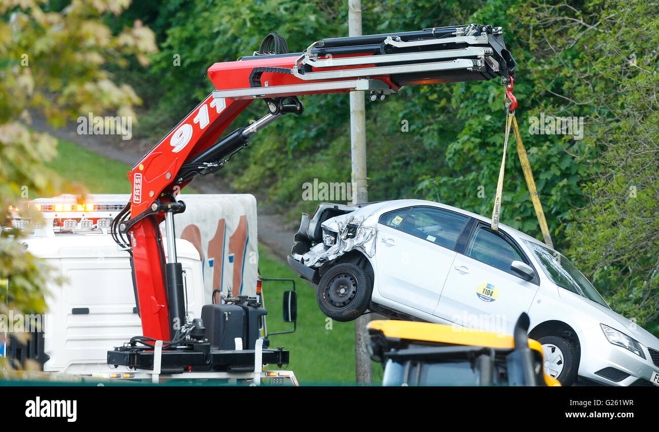 Notdienste am Ort des Unfalls auf Fernhill Road, Glasgow. Stockfoto
