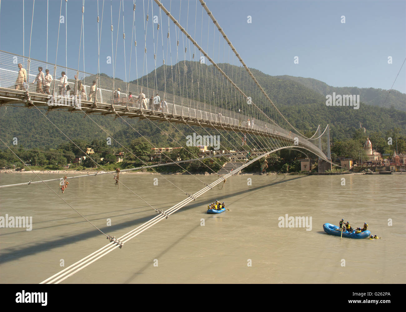 Ramjhula Brücke über Fluß Ganga mit rafting Aktivitäten unten, Rishikesh, Uttaranchal, Indien Stockfoto