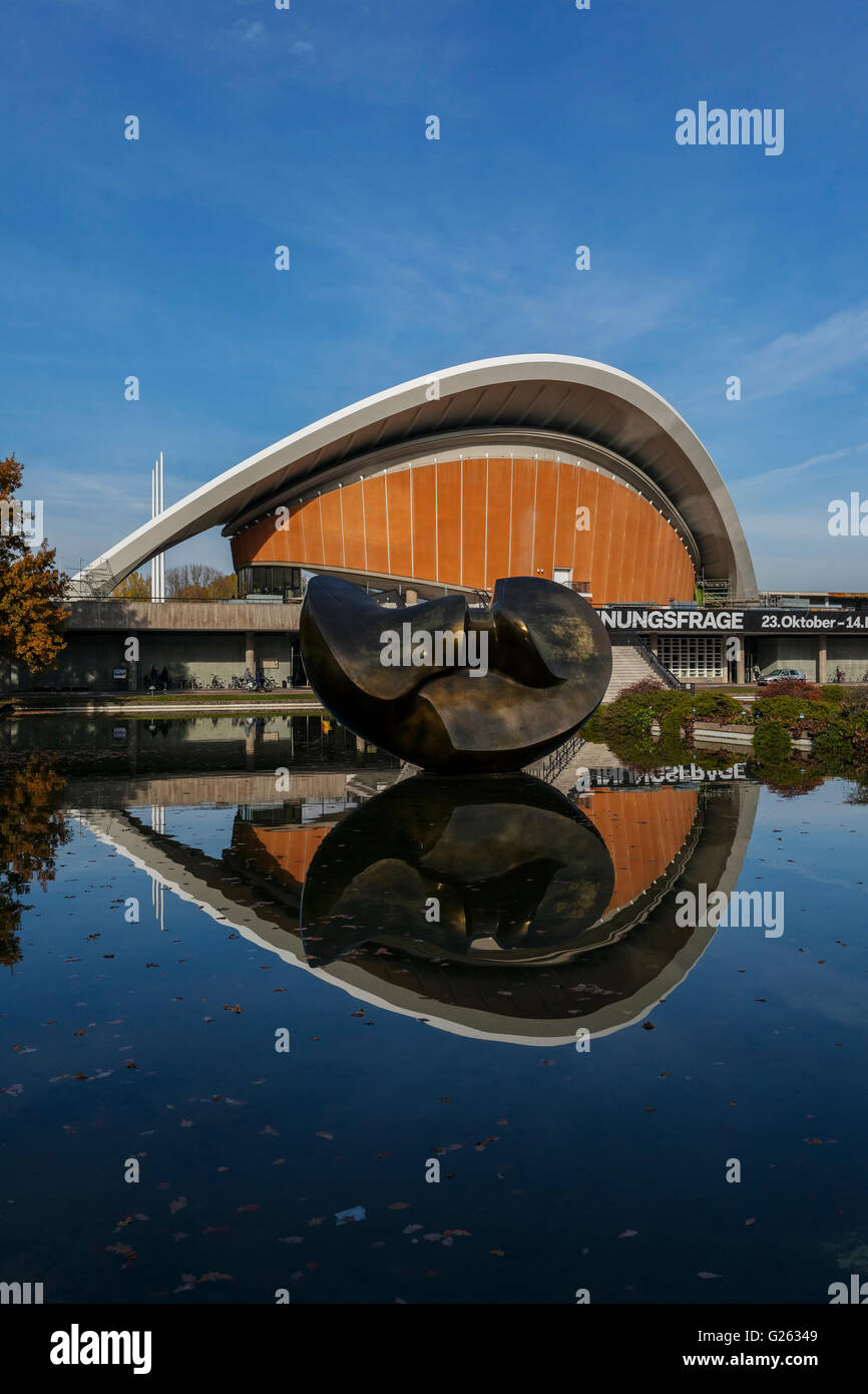 Moores schwerste Bronzeskulptur, große unterteilt Oval: Butterfly (1985 / 86) vor dem Haus der Kulturen der Welt, Hou Stockfoto