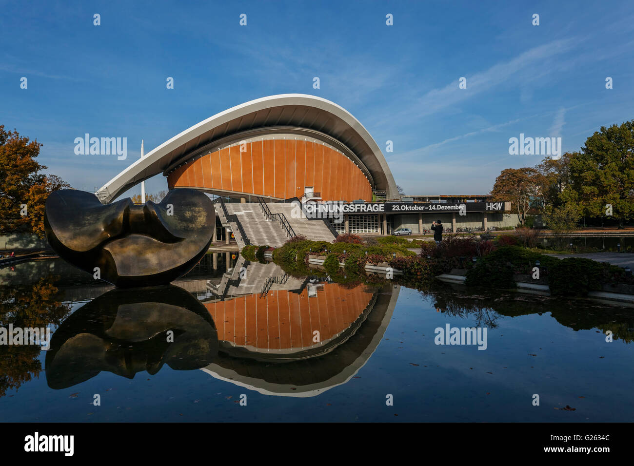 Moores schwerste Bronzeskulptur, große unterteilt Oval: Butterfly (1985 / 86) vor dem Haus der Kulturen der Welt, Hou Stockfoto