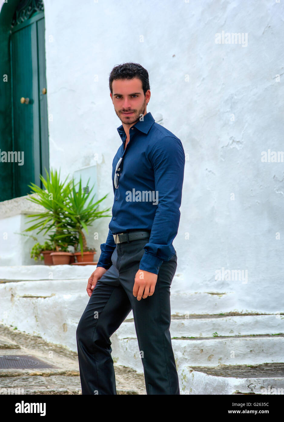 Porträt von schöner bärtigen Mann tragen elegante Kleidung und Blick in die Kamera Stockfoto