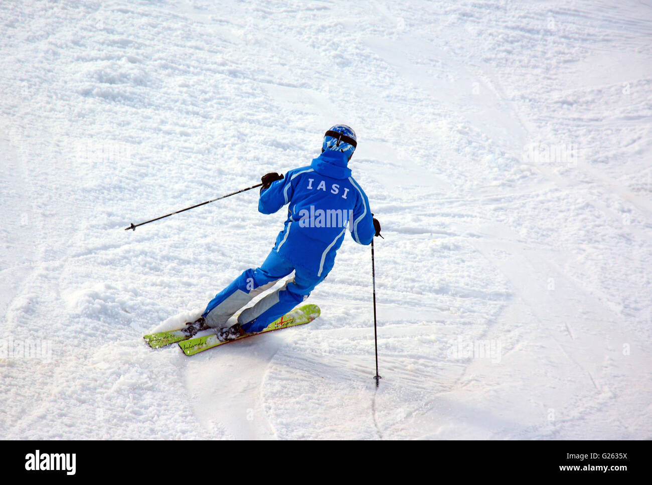 Skifahrer, die bergab fahren Stockfoto