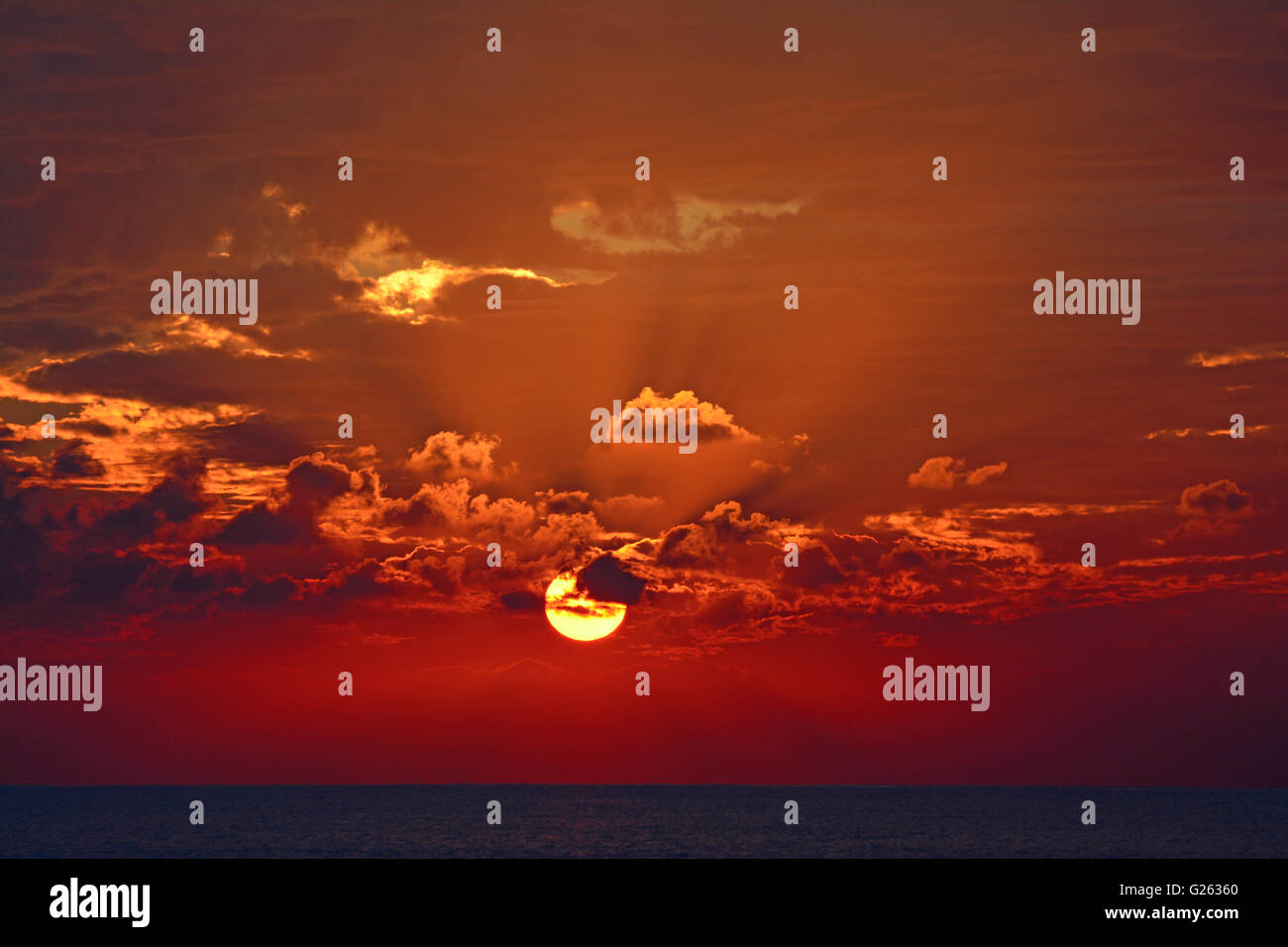 Sonnenuntergang über dem Mittelmeer Stockfoto