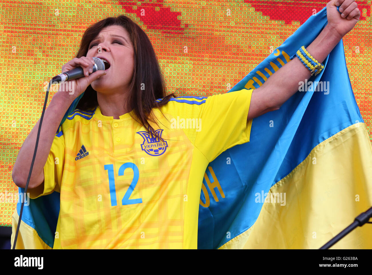 Kiew, UKRAINE - Mai 22,2016: Ukrainische Sängerin Ruslana (Gewinner des Eurovision Song Contest 2004) singt Nationalhymne bei Verleihung der Abreise der nationalen Fußball-Team der Ukraine für die EURO 2016 Stockfoto