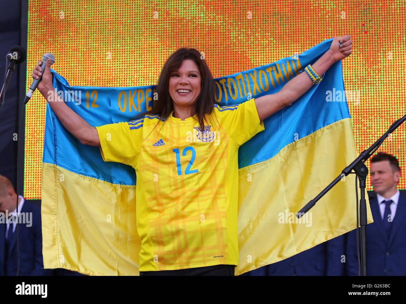Kiew, UKRAINE - Mai 22,2016: Ukrainische Sängerin Ruslana (Gewinner des Eurovision Song Contest 2004) singt Nationalhymne bei Verleihung der Abreise der nationalen Fußball-Team der Ukraine für die EURO 2016 Stockfoto