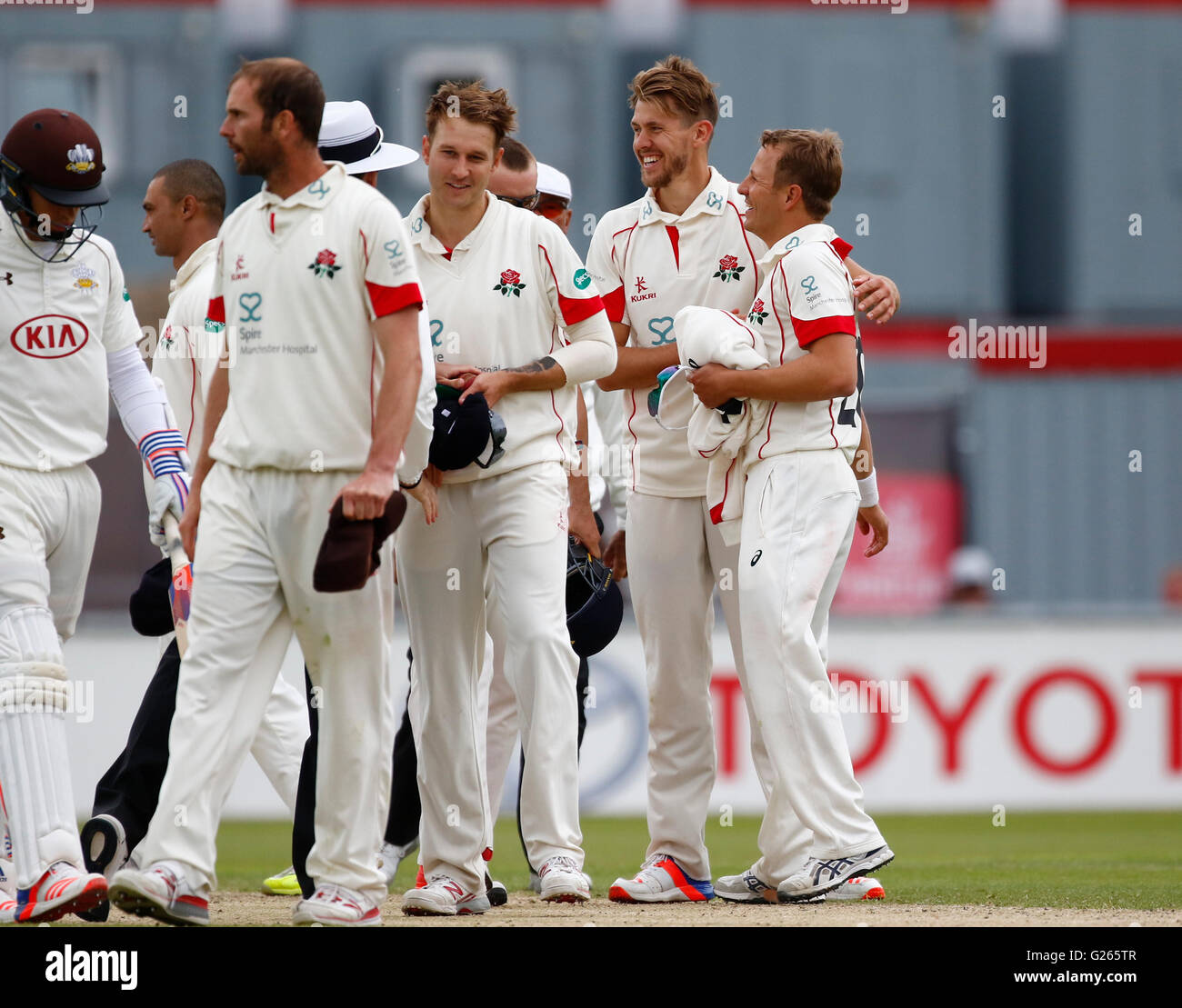 Old Trafford, Manchester, UK. 24. Mai 2016. Supersavers County Championship. Lancashire gegen Surrey. 3. Tag. Lancashire feiern, wie sie von einem Innings und 96 Durchläufe zu gewinnen. Kyle Jarvis (Mitte, mit Kappe) nahm fünf zweiten Innings Wickets seine sechs Pforten in der Surrey 1. Innings hinzu. Bildnachweis: Aktion Plus Sport/Alamy Live-Nachrichten Stockfoto