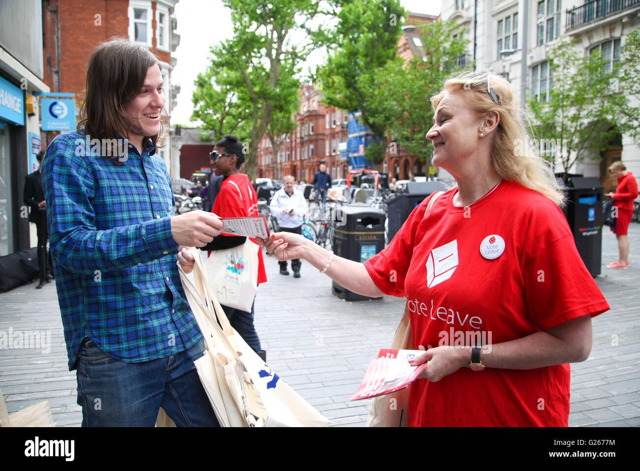 Sloane Square, London, UK 24. Mai 2016 - Abstimmung verlassen Aktivisten außerhalb Sloane Square u-Bahnstation. Bildnachweis: Dinendra Haria/Alamy Live-Nachrichten Stockfoto