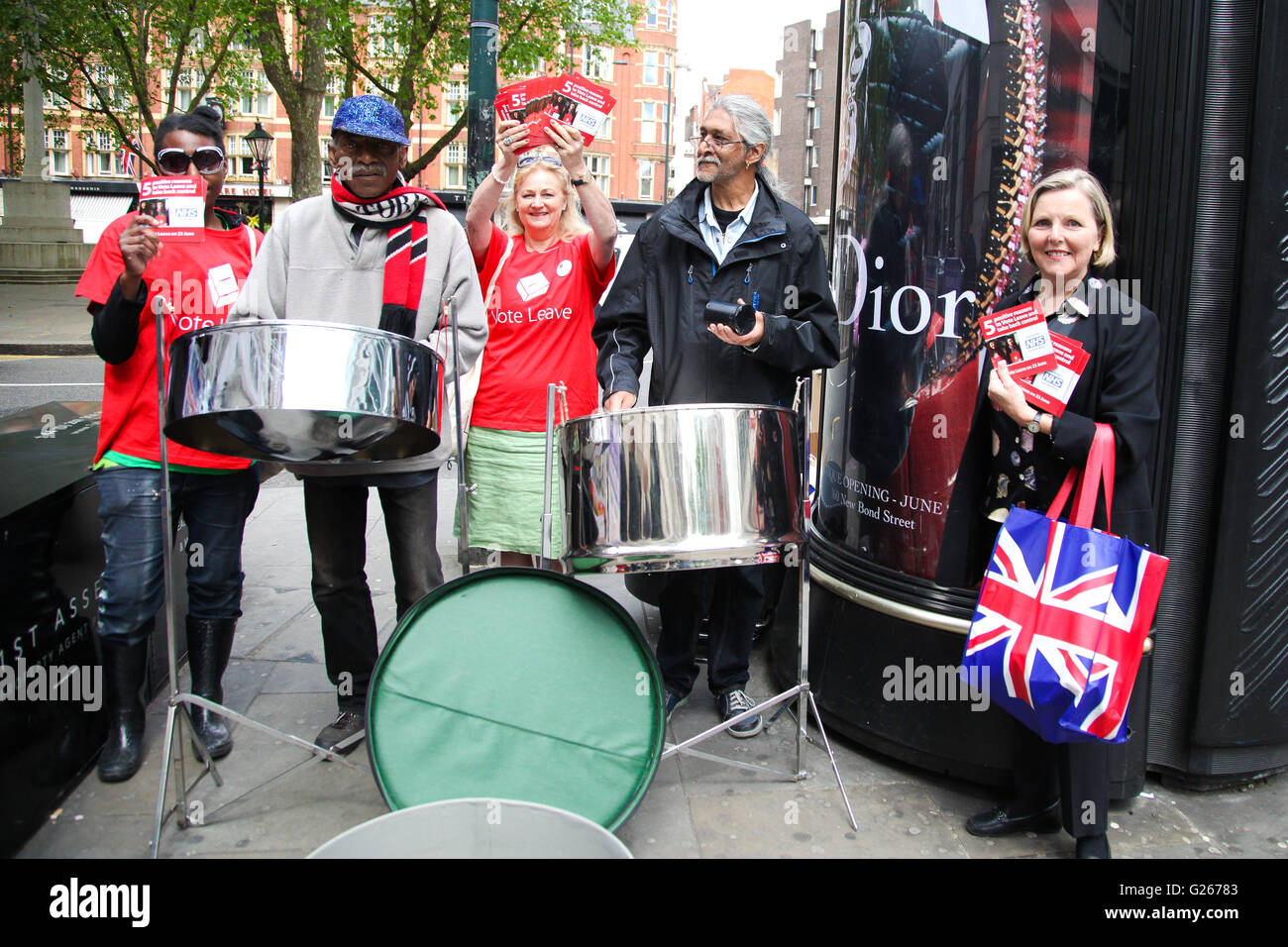 Sloane Square, London, UK 24. Mai 2016 - Abstimmung verlassen Aktivisten mit Stahlband außerhalb Sloane Square u-Bahnstation. Bildnachweis: Dinendra Haria/Alamy Live-Nachrichten Stockfoto