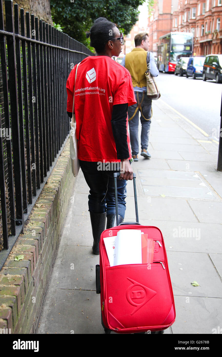 Sloane Square, London, UK 24. Mai 2016 - Abstimmung verlassen Aktivisten mit Stahlband außerhalb Sloane Square u-Bahnstation. Bildnachweis: Dinendra Haria/Alamy Live-Nachrichten Stockfoto