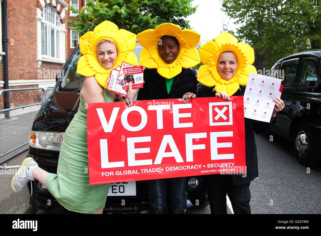 Sloane Square, London, UK 24. Mai 2016 - Abstimmung verlassen Aktivisten Narzissen Gesicht tragen Hut außen RHS Chelsea Flower Show Credit: Dinendra Haria/Alamy Live News Stockfoto