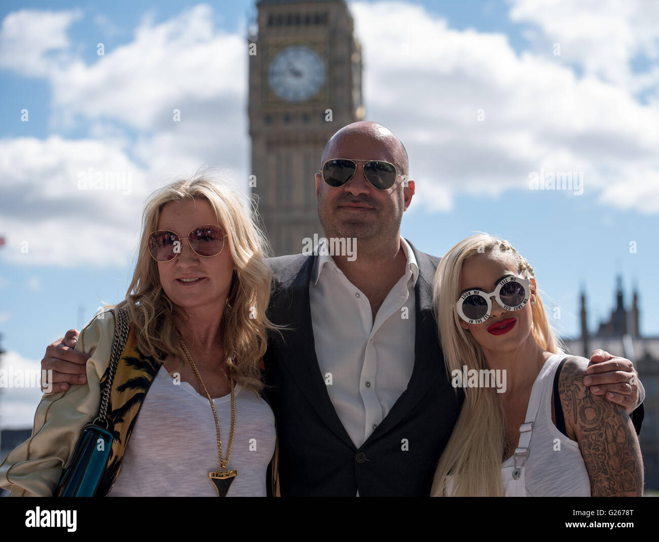 London, UK. 24. Mai 2016. Meg Matthews,, Marc Abraham und Jodie Marsh in der Welpen-Landwirtschaft protestieren außerhalb Parlament Ehre: Ian Davidson/Alamy Live News Stockfoto