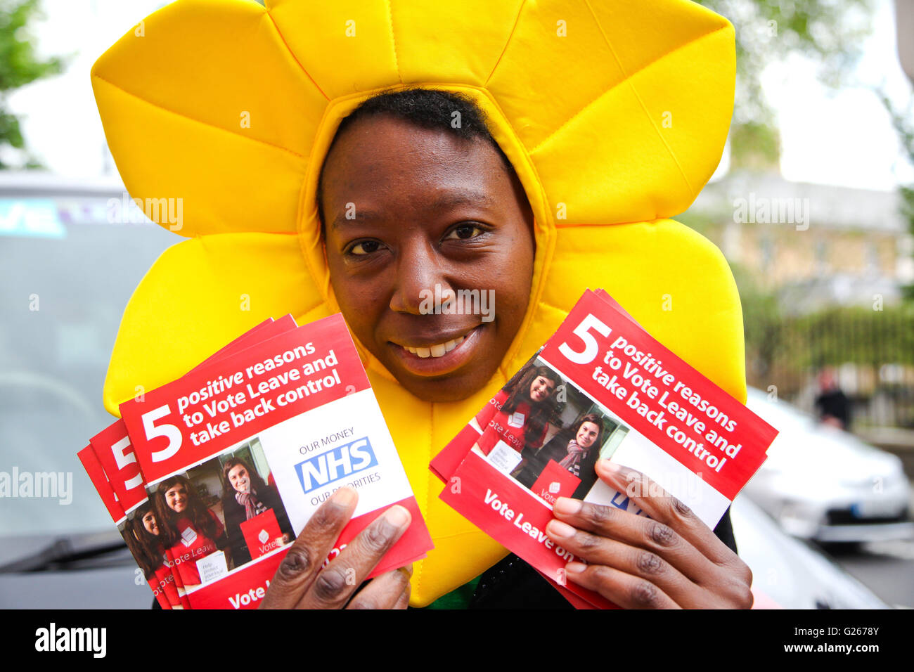 Sloane Square, London, UK 24. Mai 2016 - Abstimmung verlassen Aktivisten Narzissen Gesicht tragen Hut außen RHS Chelsea Flower Show Credit: Dinendra Haria/Alamy Live News Stockfoto