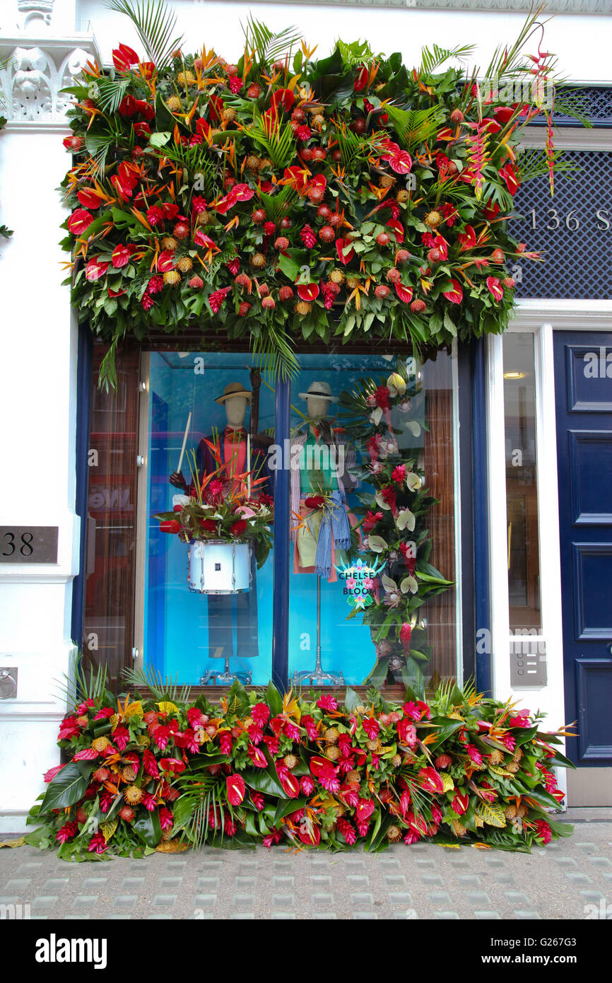 Kensington und Chelsea, London, UK. 24. Mai 2016. 37 Filialen in Chelsea nehmen Teil in ein jährliches Festival von Chelsea in der Blüte eine alternative florale Kunst zeigen, die Straßen von Chelsea mit atemberaubender Blumenschmuck verwandelt. Das diesjährige Thema ist Karneval von Rio De Janeiro Karneval inspirierten. Bildnachweis: Dinendra Haria/Alamy Live-Nachrichten Stockfoto