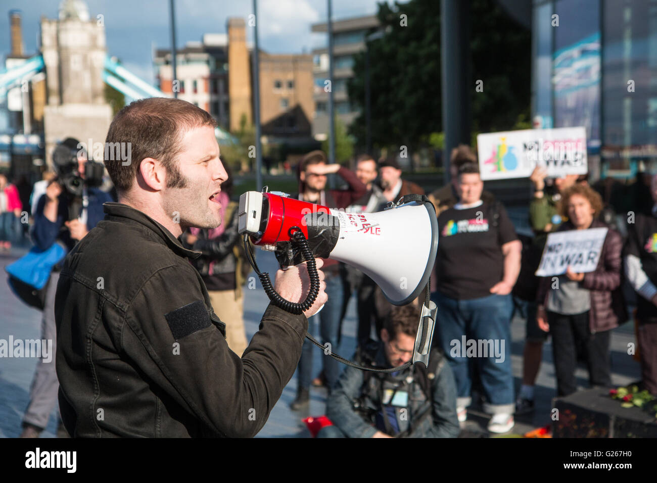 London, UK. 24. Mai 2016. Kein stolz in Kriegs-Protest vor dem Rathaus, London Credit: Zefrog/Alamy Live News Stockfoto