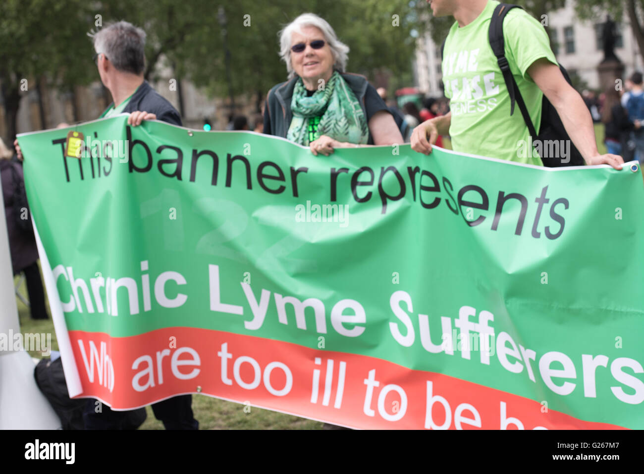 London, 24. Mai 2016.  Demonstrant außerhalb des Unterhauses Zeichnungen auf Lyme-Borreliose Credit: Ian Davidson/Alamy Live News Stockfoto