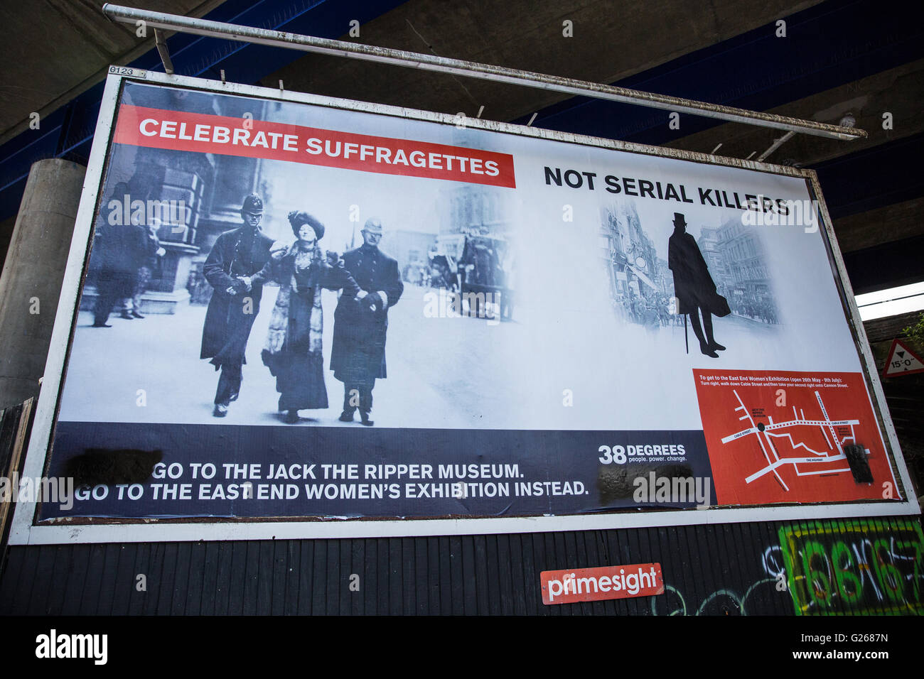 London, UK. 24. Mai 2016. Eine großes Plakatwerbung für eine East End Frauen Ausstellung hat gegenüber dem Jack The Ripper Museum in Cable Street, Tower Hamlets erschienen. Drängen die Menschen, die Ausstellung, anstatt das umstrittene Museum zu besuchen, hat es bereits verwüstet worden. Bildnachweis: Mark Kerrison/Alamy Live-Nachrichten Stockfoto