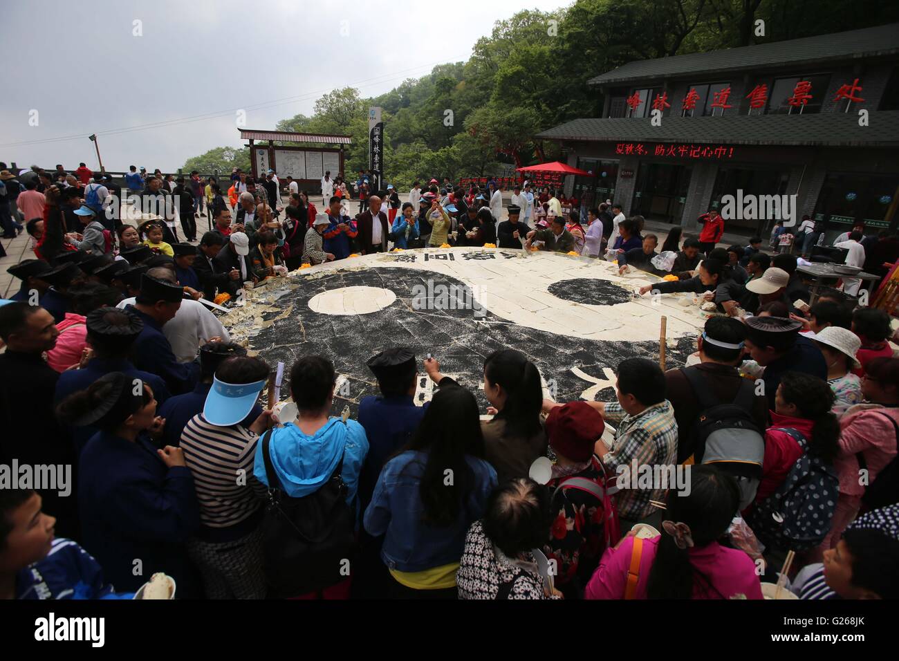 Luoyang, Luoyang, CHN. 22. Mai 2016. Luoyang, China - 22. Mai 2016: (Nur zur redaktionellen Verwendung. CHINA aus) die acht Trigramme-geformten Tofu zeigt am Laojun Berg am 22. Mai, der ursprüngliche Ort des Taoismus. Die größte Tofu in China besteht aus mehr als 1000 kg Sojabohnen, gespendet von den Pilgern, mit 2100 kg, 5 Meter im Durchmesser. 5000 Menschen teilten es. © SIPA Asien/ZUMA Draht/Alamy Live-Nachrichten Stockfoto