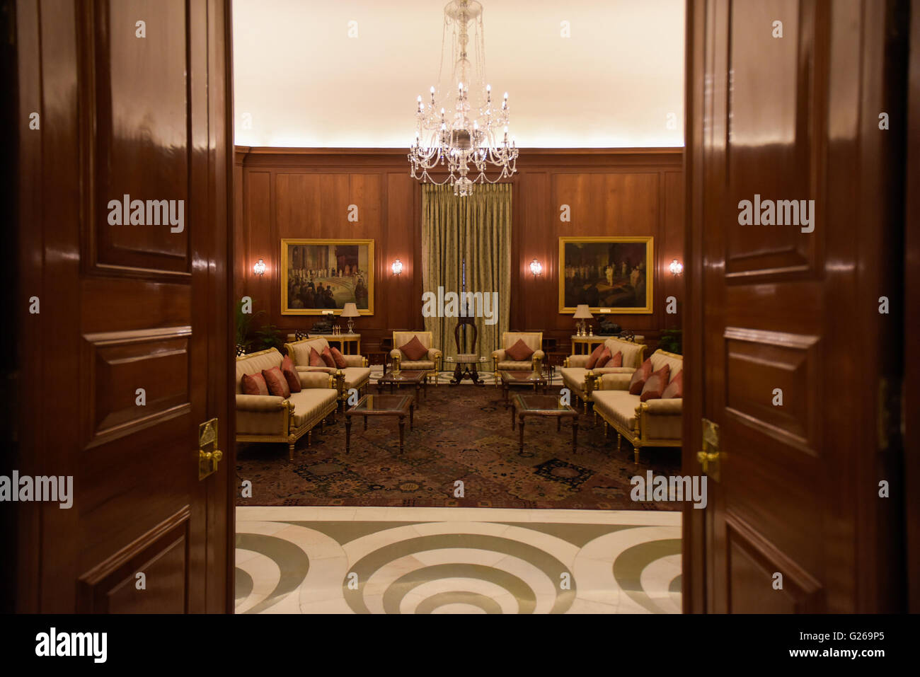 (160525)--EW-DELHI, 25. Mai 2016 (Xinhua)--Foto aufgenommen am 22. Mai 2016 zeigt einen Raum für Begegnungen mit Besuch ausländischer Staats-und Regierungschefs auf den Rashtrapati Bhavan in Neu-Delhi, Indien verwendet. Rashtrapati Bhavan oder Presidential Residence of India, sucht auf dem Raisina Hügel in der Hauptstadt. Entworfen vom britischen Architekten Sir Edwin Lutyens als die Heimat der Vizekönige von Indien im Jahre 1921 und 1929 abgeschlossen, befindet sich im Gebäude über 2,4 km Gängen, 340 Zimmer und 227 Spalten. Im Jahr 1950 wurde es als Rashtrapati Bhavan umbenannt, wenn Rajendra Prasad der erste Präsident von Indien wurde und besetzt Stockfoto