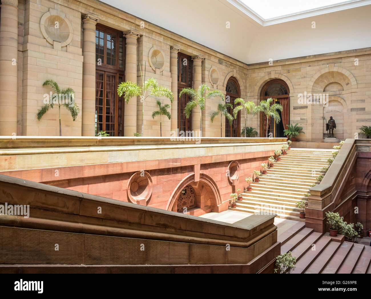 (160525)--EW-DELHI, 25. Mai 2016 (Xinhua)--Foto am 22. Mai 2016 zeigt den zentralen Innenhof des Rashtrapati Bhavan in Neu-Delhi, Indien. Rashtrapati Bhavan oder Presidential Residence of India, sucht auf dem Raisina Hügel in der Hauptstadt. Entworfen vom britischen Architekten Sir Edwin Lutyens als die Heimat der Vizekönige von Indien im Jahre 1921 und 1929 abgeschlossen, befindet sich im Gebäude über 2,4 km Gängen, 340 Zimmer und 227 Spalten. Im Jahr 1950 wurde es als Rashtrapati Bhavan umbenannt, wenn Rajendra Prasad der erste Präsident von Indien wurde und das Gebäude als Präsidenten Hou besetzten Stockfoto