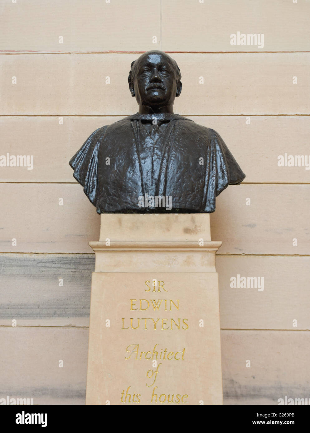 (160525)--EW-DELHI, 25. Mai 2016 (Xinhua)--Foto am 22. Mai 2016 zeigt die Statue von Sir Edwin Lutyens, Designer des Rashtrapati Bhavan, bei den Rashtrapati Bhavan in Neu-Delhi, Indien. Rashtrapati Bhavan oder Presidential Residence of India, sucht auf dem Raisina Hügel in der Hauptstadt. Entworfen vom britischen Architekten Sir Edwin Lutyens als die Heimat der Vizekönige von Indien im Jahre 1921 und 1929 abgeschlossen, befindet sich im Gebäude über 2,4 km Gängen, 340 Zimmer und 227 Spalten. Im Jahr 1950 wurde es als Rashtrapati Bhavan umbenannt, wenn Rajendra Prasad der erste Präsident von Indien wurde Stockfoto