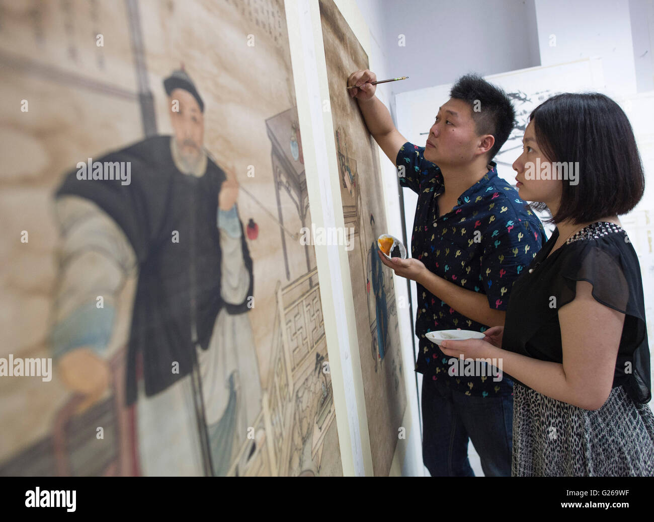 (160525)--WUHAN, 25. Mai 2016 (Xinhua)--Zhao Xiaolong (L) und seine Frau Zhang Xiaolong reparieren ein kulturelles Relikt im Musée Hubei in Wuhan, der Hauptstadt der Provinz Zentral-China-Hubei, 16. Mai 2016. Zhang Xiaolong und Zhao Xiaolong, Ehepaar, das in den 1980er Jahren geboren sind beide arbeiten auf kulturelles Relikt Wiederherstellung der Hubei-Museum. Teilen gleichen Interesse für kulturelle Relikte im gleichen Alter, Zhao und Zhang, jedoch sind spezialisiert auf professionelle Facetten: Zhao widmet sich kulturelles Relikt Wiederherstellung und Zhang ist gut Materialerkennung. Sie bauen ihre Beziehung durch Zusammenarbeit und co Stockfoto