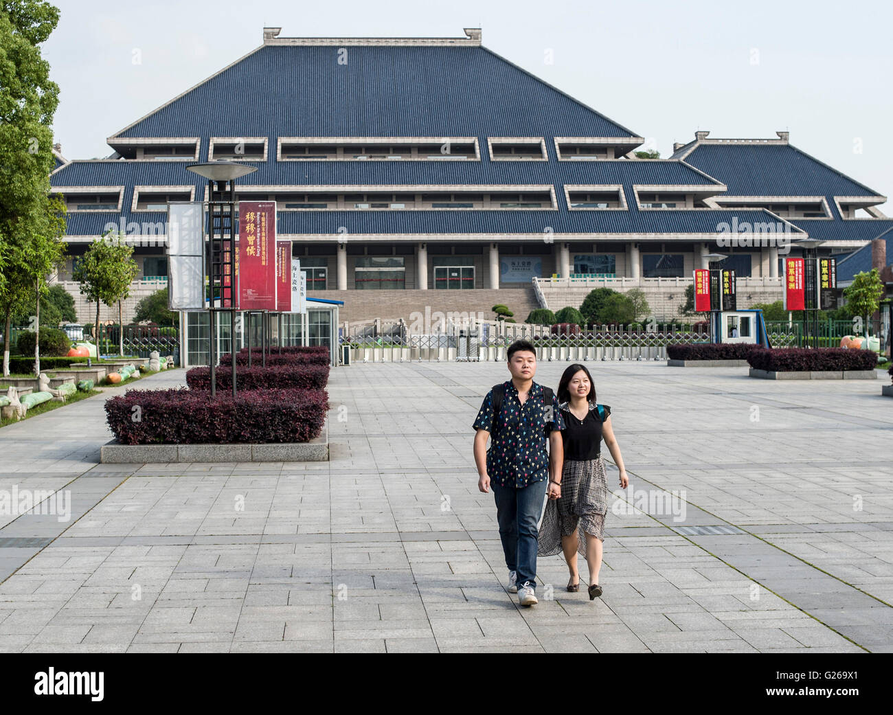 (160525)--WUHAN, 25. Mai 2016 (Xinhua)--Zhao Xiaolong (L) und seine Frau Zhang Xiaolong nach Hause gehen, nach der Arbeit im Musée Hubei in Wuhan, der Hauptstadt der Provinz Zentral-China-Hubei, 16. Mai 2016. Zhang Xiaolong und Zhao Xiaolong, Ehepaar, das in den 1980er Jahren geboren sind beide arbeiten auf kulturelles Relikt Wiederherstellung der Hubei-Museum. Teilen gleichen Interesse für kulturelle Relikte im gleichen Alter, Zhao und Zhang, jedoch sind spezialisiert auf professionelle Facetten: Zhao widmet sich kulturelles Relikt Wiederherstellung und Zhang ist gut Materialerkennung. Sie bauen ihre Beziehung durch Zusammenarbeit und contrib Stockfoto
