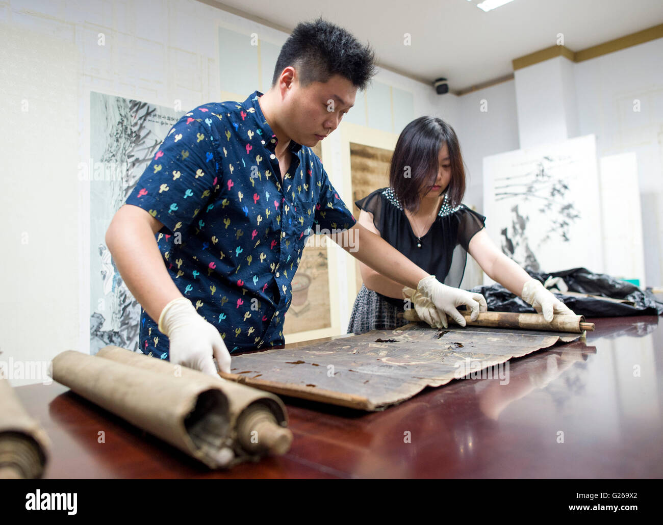 (160525)--WUHAN, 25. Mai 2016 (Xinhua)--Zhao Xiaolong (L) und seine Frau Zhang Xiaolong vorbereiten, ein kulturelles Relikt im Musée Hubei in Wuhan, der Hauptstadt der Provinz Zentral-China-Hubei, 16. Mai 2016 zu reparieren. Zhang Xiaolong und Zhao Xiaolong, Ehepaar, das in den 1980er Jahren geboren sind beide arbeiten auf kulturelles Relikt Wiederherstellung der Hubei-Museum. Teilen gleichen Interesse für kulturelle Relikte im gleichen Alter, Zhao und Zhang, jedoch sind spezialisiert auf professionelle Facetten: Zhao widmet sich kulturelles Relikt Wiederherstellung und Zhang ist gut Materialerkennung. Sie bauen ihre Beziehungen durch Zusammenarbeit Stockfoto