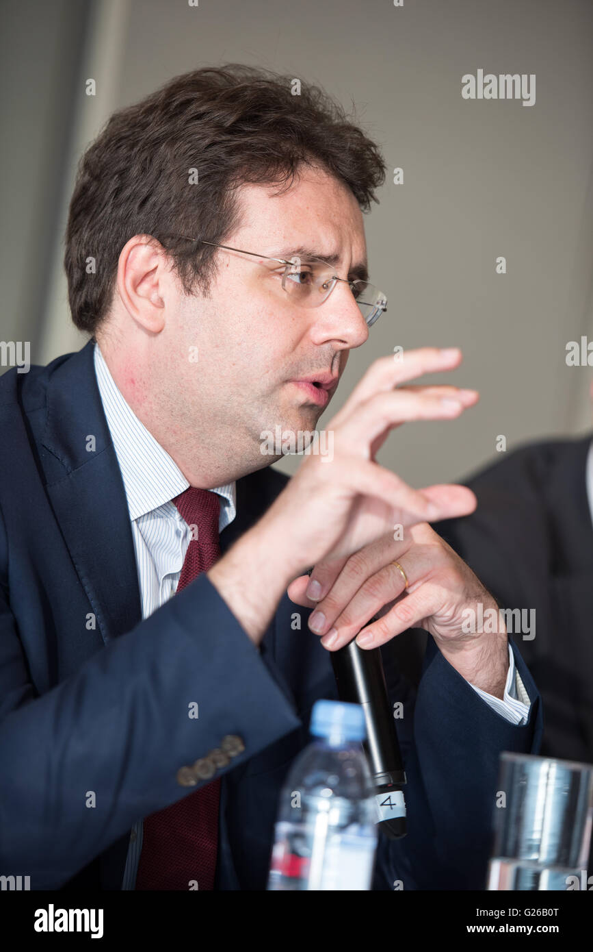 Hong Kong SAR, China. 25. Mai 2016. Matthias Fekl der Secretary Of State for Foreign Trade, die Förderung des Fremdenverkehrs und Französisch Übersee beherbergt eine Pressekonferenz in Hong Kong. Nach einem Spaziergang durch die Vinexpo im Hong Kong Convention and Exhibition Centre angesichts der französischen Politiker Fragen aus den chinesischen Medien. Herr Fekl war schnell, betonen die Anstrengungen zur chinesischen Tourismus begrüßen und persönliche Sicherheit für die Touristen zu erhöhen. Stockfoto