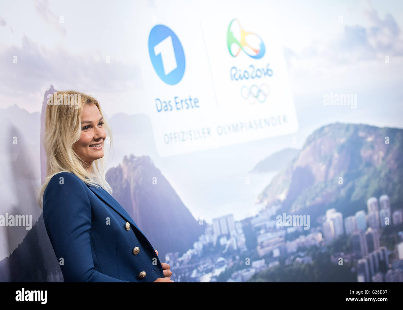 Hamburg, Deutschland. 24. Mai 2016. ARD Experte und deutsche ehemalige Schwimmerin Franziska van Almsick stellt bei einem Fototermin vor der Pressekonferenz von deutschen öffentlich-rechtlichen Sender ARD und ZDF auf ihre 2016 Olympischen Sommerspiele Berichterstattung in Hamburg, Deutschland, 24. Mai 2016. Die Olympischen Sommerspiele werden vom 05. bis 21. August 2016 in Rio De Janeiro, Brasilien, statt. Foto: LUKAS SCHULZE/Dpa/Alamy Live News Stockfoto