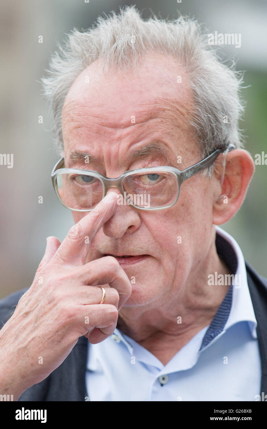 Der Intendant Kaspar Koenig auf einer Pressekonferenz in Münster, Deutschland, 25. Mai 2016.  Ein Jahr früher vor dem Start des Projekts, das kuratorische Team eingeführt die Details des Beginns der internationalen "Skulptur Projekte" (lt. "Skulptur Projekte"). Die 100-Tage-große Ausstellung von Arbeiten im öffentlichen Raum findet alle zehn Jahre statt und gilt als eines der wichtigsten Skulpturen-Ausstellungen weltweit. Foto: FRISO GENTSCH/dpa Stockfoto